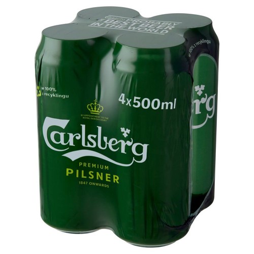 Zestaw czterech zielonych puszek piwa Carlsberg Premium Pilsner, każda o pojemności 500 ml. Opakowanie zbiorcze z folii z napisem "w 100% z recyklingu". Widoczne logo Carlsberg i informacja o królewskim dostawcy.