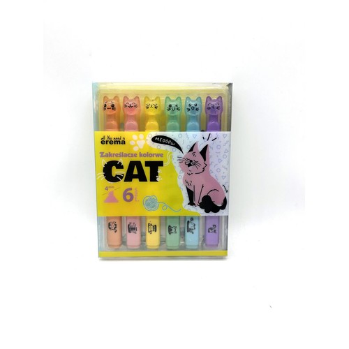 Zestaw 6 pastelowych zakreślaczy CAT w przezroczystym opakowaniu. Każdy zakreślacz ma nakładkę w kształcie głowy kota i jest w innym kolorze: pomarańczowym, różowym, żółtym, zielonym, niebieskim, fioletowym. Na opakowaniu grafika kota.
