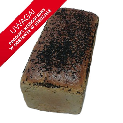 Podłużny bochenek chleba o złocistobrązowej, lekko zrumienionej skórce. Cała górna powierzchnia pieczywa jest gęsto posypana małymi, czarnymi nasionami, które kontrastują z jasnym kolorem skórki.