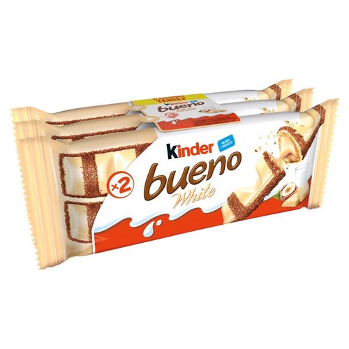 Zestaw trzech opakowań Kinder Bueno White, każde zawierające po dwa batony. Opakowania są białe z czerwonymi i brązowymi elementami. Na etykiecie widnieje grafika batona z białej czekolady z nadzieniem mleczno-orzechowym.