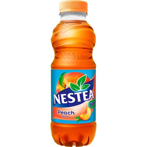 Napój Nestea Peach w plastikowej butelce. Etykieta z brzoskwinią i liśćmi, pomarańczowa zakrętka.