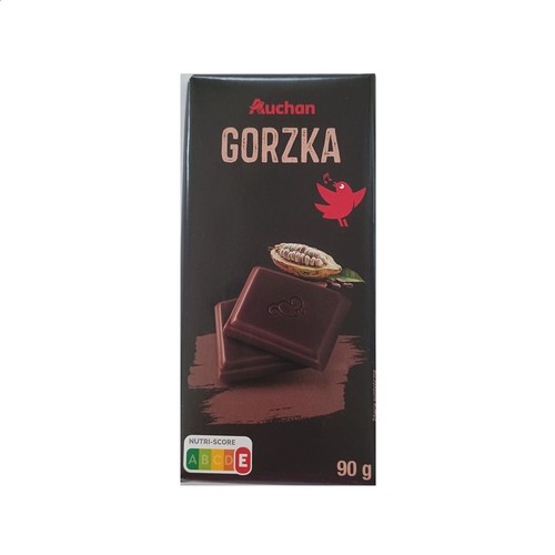 Czarne opakowanie czekolady gorzkiej Auchan o wadze 90 g. Na froncie grafika przedstawiająca dwie kostki czekolady i strąk kakaowca. W górnej części logo Auchan i duży napis "GORZKA".
