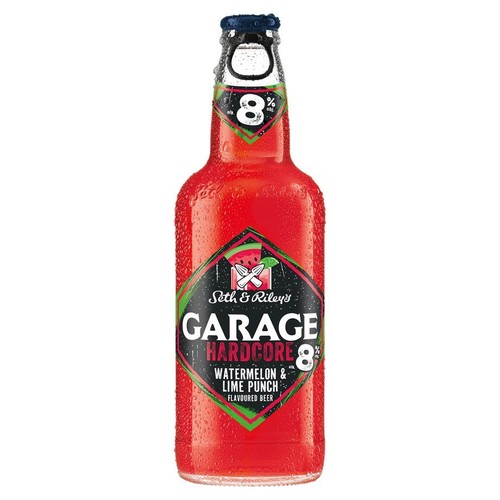 Butelka piwa Garage Hardcore 8% o smaku arbuza i limonki. Na etykiecie z logo Seth & Riley's widnieje grafika kawałka arbuza i skrzyżowanych noża i widelca. Butelka jest zaparowana, co sugeruje, że jest zimna.