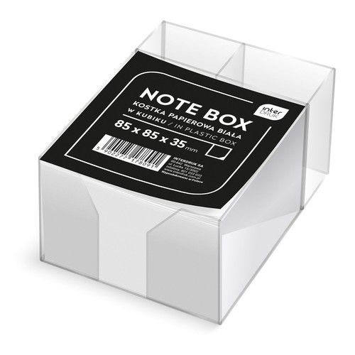 Kostka papierowa NOTE BOX marki Interdruk, zawierająca białe karteczki, umieszczona w przezroczystym plastikowym kubiku. Na czarnej etykiecie widnieje nazwa produktu i wymiary 85x85x35 mm. Widoczny kod kreskowy.