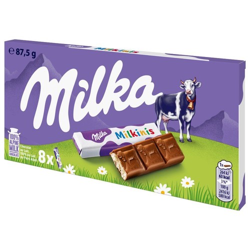 Opakowanie Milka Milkinis 87,5 g, zawierające 8 batoników mlecznej czekolady. Fioletowe pudełko z logo Milka, wizerunkiem krowy i alpejskiego krajobrazu. Widoczny rozpakowany batonik.
