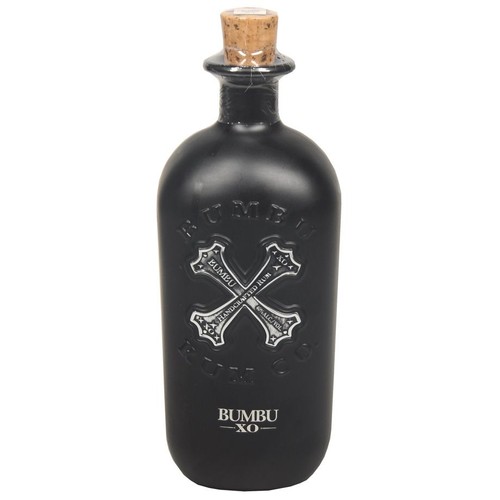 Elegancka, czarna butelka rumu Bumbu XO z naturalnym korkiem. Na butelce widnieje wytłoczony napis Bumbu oraz ozdobny symbol X. Produkt to ręcznie robiony rum o zawartości 40% alkoholu objętościowo.