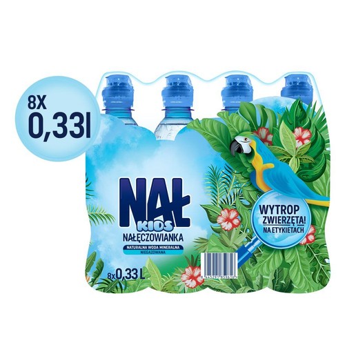 Zgrzewka 8 butelek Nałęczowianka Kids, naturalna woda mineralna niegazowana, każda o pojemności 330 ml. Opakowanie ma tropikalny motyw z zielonymi liśćmi, czerwonymi kwiatami i niebiesko-żółtą papugą. Zachęca do odkrywania zwierząt na etykietach.