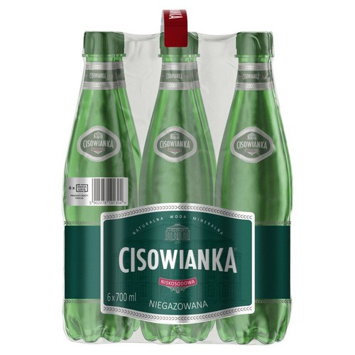 Opakowanie zbiorcze sześciu butelek wody mineralnej Cisowianka Niskosodowa Niegazowana. Zielone butelki o pojemności 700 ml każda, z ciemnozieloną etykietą z nazwą produktu. Widoczny czerwony uchwyt do przenoszenia zgrzewki.