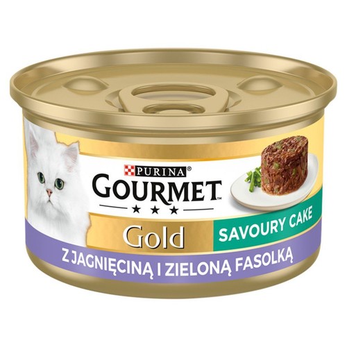 Złota puszka karmy dla kota Purina Gourmet Gold Savoury Cake. Smak jagnięcina z zieloną fasolką. Widoczny biały kot.