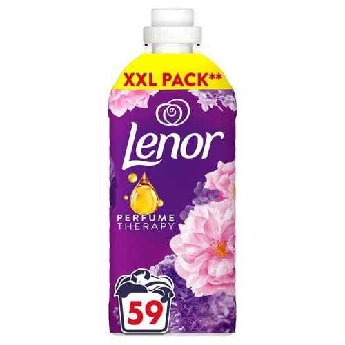 Fioletowy płyn do płukania Lenor Perfume Therapy w opakowaniu XXL. Butelka z białym korkiem, ozdobiona różowymi i fioletowymi kwiatami. 59 prań.