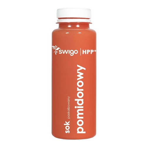 Butelka soku pomidorowego swigo HPP* o pomarańczowym kolorze. Posiada białą, plastikową zakrętkę. Na etykiecie widoczny jest pionowy napis "sok pasteryzowany pomidorowy".