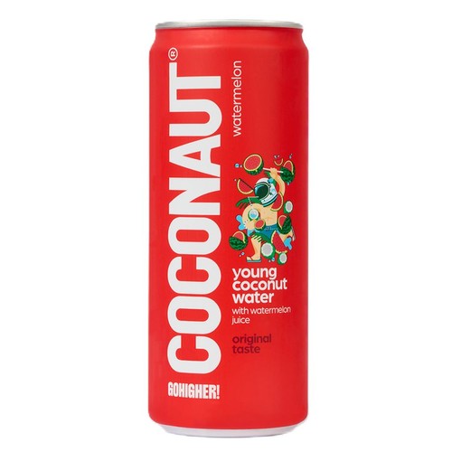 Czerwona puszka napoju COCONAUT z młodej wody kokosowej z sokiem arbuzowym. Na etykiecie kreskówkowa grafika postaci w kasku otoczonej arbuzami i kokosami. Napis "oryginalny smak" i "Wznieś się wyżej!".