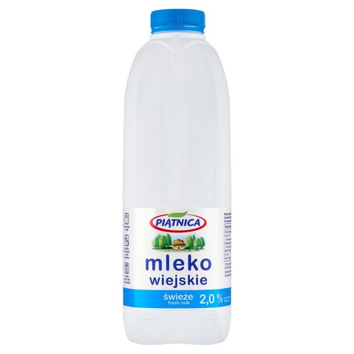 Mleko świeże Piątnica Wiejskie 2,0% w plastikowej butelce. Etykieta z logo Piątnica i ilustracją wiejskiego krajobrazu.