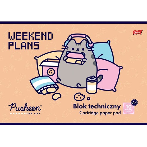 Blok techniczny A4 Pusheen "Weekend Plans". Ilustracja przedstawia szarego kota Pusheen w różowych słuchawkach, grającego na konsoli. Otoczony jest kolorowymi poduszkami, chipsami, ciasteczkami i napojem. Blok zawiera 10 arkuszy.