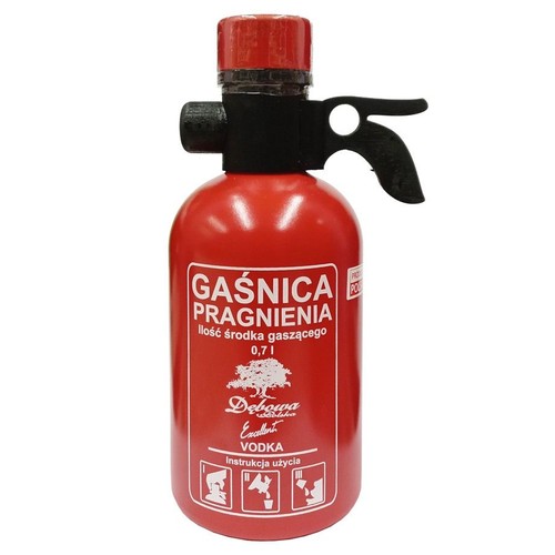 Czerwona butelka wódki Dębowa Polska Excellent o pojemności 700 ml, stylizowana na gaśnicę. Posiada czarny uchwyt i czerwoną nakrętkę. Na etykiecie widnieje napis "Gaśnica Pragnienia" oraz instrukcja użycia w formie ikon.