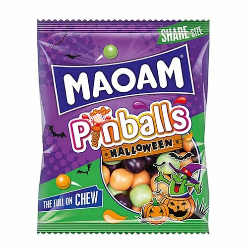 Fioletowa torebka cukierków MAOAM Pinballs Halloween. Na opakowaniu widać okienko z kolorowymi cukierkami i grafikę z dyniami.