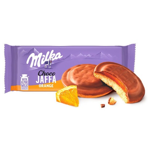 Milka Choco Jaffa Orange. Ciastka w czekoladzie z pomarańczowym nadzieniem, jedno przekrojone. Fioletowe opakowanie i kawałek pomarańczy.