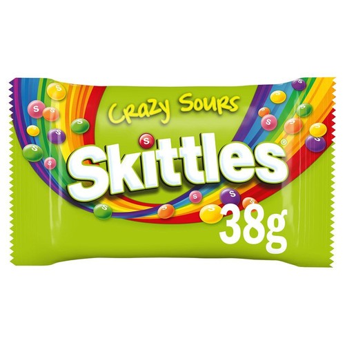 Zielone opakowanie cukierków Skittles Crazy Sours o wadze 38 gramów. Na froncie widnieje duże białe logo "Skittles" na tle tęczy. Wokół logo rozsypane są kolorowe drażetki w odcieniach czerwieni, pomarańczy, żółci, zieleni i fioletu.