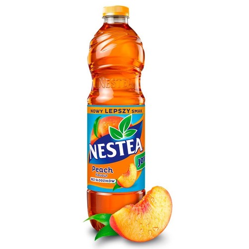 Butelka Nestea Peach z etykietą "Nowy lepszy smak". Obok leży plasterek brzoskwini i zielone liście.