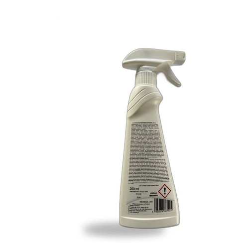 Biała, ergonomiczna butelka z atomizerem o pojemności 250 ml, stojąca na białym tle. Na tylnej etykiecie widoczne są szczegółowe informacje o produkcie, kod kreskowy oraz symbol ostrzegawczy z wykrzyknikiem.