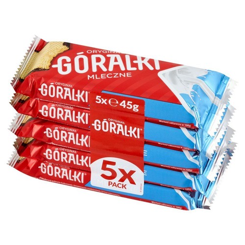 Pięć wafli Góralki Mleczne w czerwonych, indywidualnych opakowaniach, każdy o wadze 45g. Zestaw jest owinięty niebieskim banderolem z napisem "5x PACK". Widoczna chrupiąca struktura wafla.