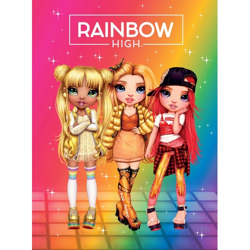 Grafika przedstawiająca trzy lalki Rainbow High w modnych strojach na tle tęczy. Lalki mają blond i rude włosy.