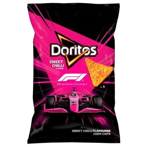 Czarne opakowanie Doritos o smaku słodkiego chili. Na opakowaniu logo F1, różowy bolid i chrupek kukurydziany.