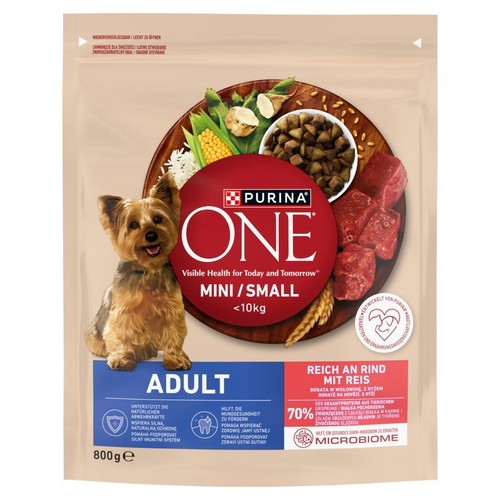 Beżowa torebka karmy Purina ONE dla dorosłych psów małych ras, 800g. Z przodu pies, miska z jedzeniem i kawałki mięsa.