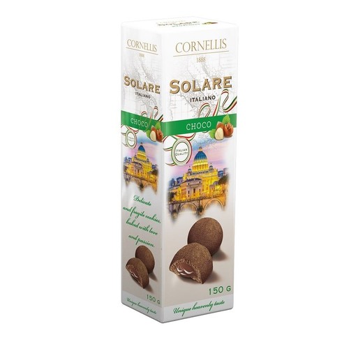 Białe, prostokątne opakowanie ciastek Cornells Solare Italiano Choco, 150g. Na pudełku grafika orzechów laskowych, włoskiego budynku oraz czekoladowych ciastek z kremowym nadzieniem. Etykieta "Włoska jakość".