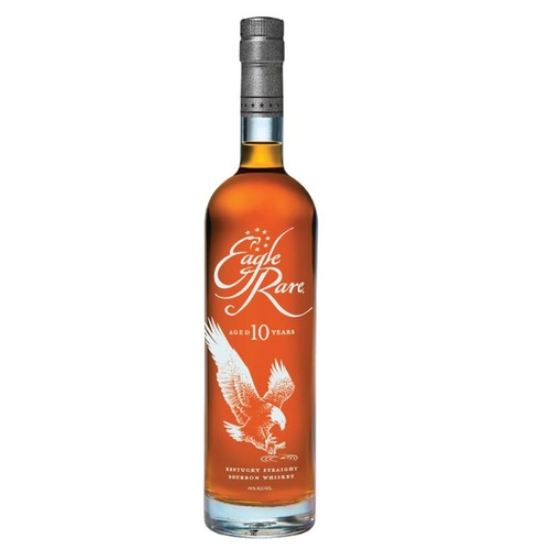 Butelka 10-letniej whiskey bourbon Eagle Rare. Etykieta zawiera stylizowany napis "Eagle Rare", grafikę białego orła w locie oraz informację "Kentucky Straight Bourbon Whiskey". Produkt ma 45% alkoholu objętościowo.