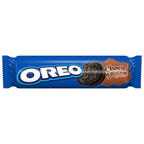Ciasteczka Oreo w podłużnym, niebieskim opakowaniu. Na etykiecie informacja o smaku czekoladowego brownie.