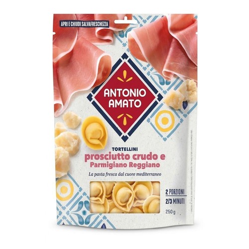 Opakowanie tortellini Antonio Amato 250g z szynką parmeńską i parmezanem. Biała torebka z grafiką składników i wzorem.