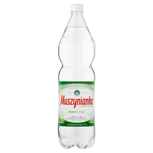 Przezroczysta plastikowa butelka wody mineralnej Muszynianka o pojemności 1.5 litra. Etykieta zielono-biała informuje, że woda jest wysokozmineralizowana, zawiera magnez i wapń oraz jest niskonasycona dwutlenkiem węgla.