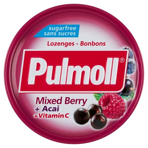Czerwone, okrągłe opakowanie pastylek Pulmoll. Produkt jest bez cukru, o smaku mieszanych jagód, acai i witaminy C. Na opakowaniu widnieją grafiki malin, czarnych porzeczek i borówek, podkreślające owocowy smak.