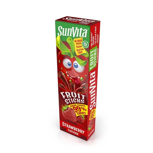 Opakowanie SunVita Fruit Sticks Strawberry, 5 paluszków. Czerwony kartonik z grafiką uśmiechniętej truskawki i owocowych paluszków. Etykieta informuje o braku dodatku cukru, wegańskim składzie, braku glutenu oraz 99% zawartości owoców.