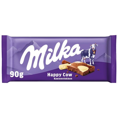 Opakowanie czekolady Milka Happy Cow (Krowie plamy) o wadze 90g. Fioletowe tło z górskim krajobrazem. Na opakowaniu logo Milka, charakterystyczna fioletowa krowa oraz grafika przedstawiająca kawałek czekolady z mlecznej i białej czekolady.