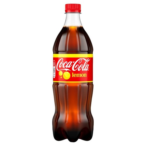 Plastikowa butelka napoju Coca-Cola Lemon z czerwoną etykietą. Na etykiecie widnieje biały napis "Coca-Cola" oraz "lemon" w żółtym kółku z grafiką cytryny. Butelka ma czerwoną zakrętkę.