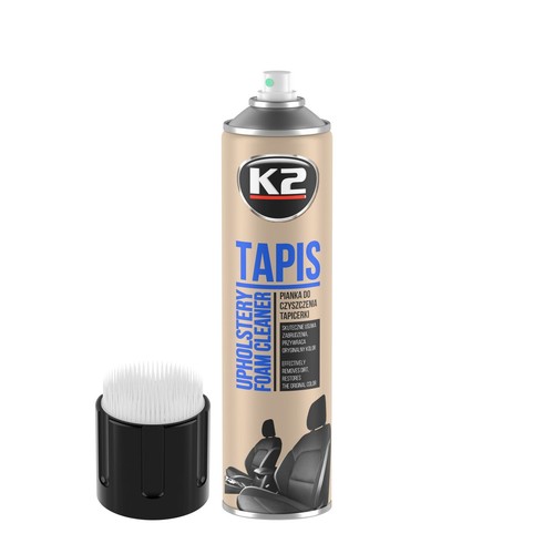 K2 Tapis Upholstery Foam Cleaner, pianka do czyszczenia tapicerki. Produkt w beżowej puszce sprayu z szarą nakrętką i zielonym aplikatorem. Obok leży czarna nakładka ze szczotką. Skutecznie usuwa zabrudzenia i przywraca oryginalny kolor.