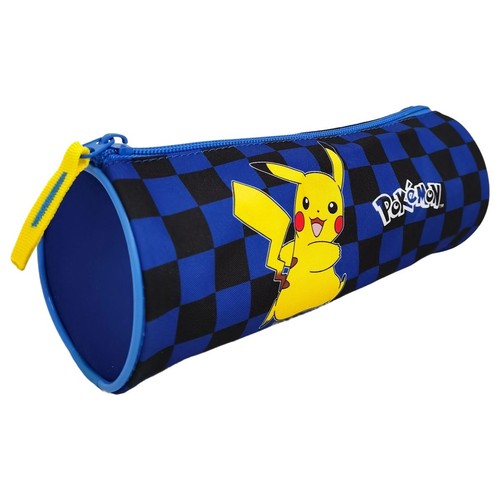 Cylindryczny piórnik z motywem Pikachu na niebiesko-czarnej szachownicy. Posiada niebieski zamek błyskawiczny.
