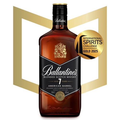 Butelka whisky Ballantine's Blended Scotch Whisky, leżakowana 7 lat w beczkach z dębu amerykańskiego. Produkt ze Szkocji, 700ml, 40% obj. Oznaczona złotym medalem International Spirits Challenge 2025.