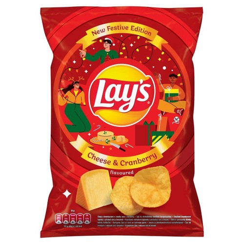 Chipsy Lay's o smaku sera i żurawiny w czerwonej paczce, 98g. Edycja świąteczna z ilustracją ludzi i prezentów.
