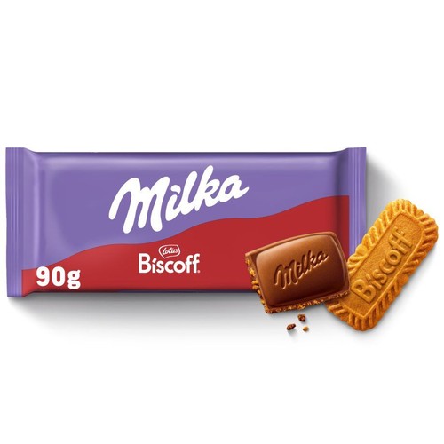 Czekolada Milka Biscoff w fioletowo-czerwonym opakowaniu o wadze 90g. Obok opakowania znajduje się jeden kawałek czekolady z wytłoczonym napisem Milka oraz jeden herbatnik Lotus Biscoff.