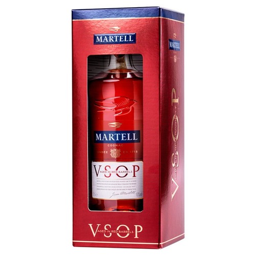 Eleganckie opakowanie koniaku Martell VSOP. Czerwone pudełko z okienkiem, przez które widać butelkę z etykietą "Martell Cognac VSOP" i logo ptaka. Produkt jest starzony w czerwonych beczkach.