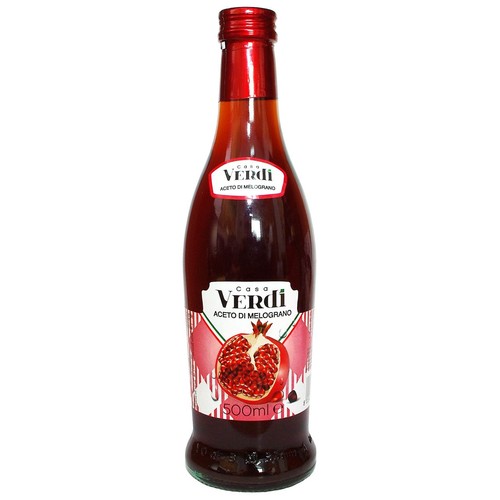 Szklana butelka octu z granatu marki Casa VERDI, o pojemności 500 ml. Butelka ma czerwoną zakrętkę. Na białej etykiecie znajduje się duża grafika przekrojonego granatu z widocznymi pestkami oraz kilka luźnych pestek.