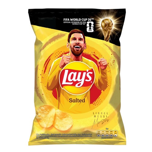 Opakowanie chipsów ziemniaczanych Lay's Solone 130g. Na żółtym tle znajduje się grafika Lionela Messiego z podniesionymi pięściami. U góry logo Mistrzostw Świata FIFA 26. Na dole paczki leżą dwa złociste chipsy.
