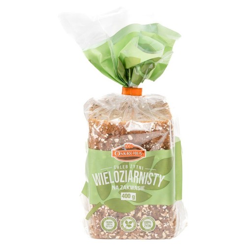 Krojony chleb żytni wieloziarnisty Oskroba na zakwasie, 400 g. Produkt w przezroczystym opakowaniu foliowym, z zieloną etykietą ozdobioną liśćmi. Na etykiecie widnieje nazwa produktu i informacja o 100% żyta.