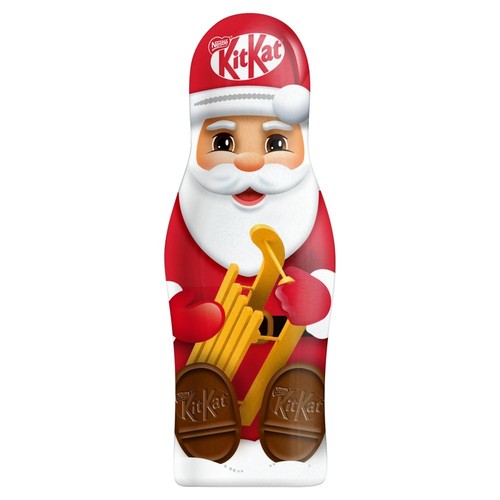 Czekoladowa figurka KitKat w kształcie Świętego Mikołaja, ubranego w czerwony strój z białą brodą i czapką. Mikołaj trzyma złote sanki wypełnione paluszkami KitKat. Na czapce widoczne logo KitKat, a stopy Mikołaja to czekoladowe krążki z napisem KitKat.
