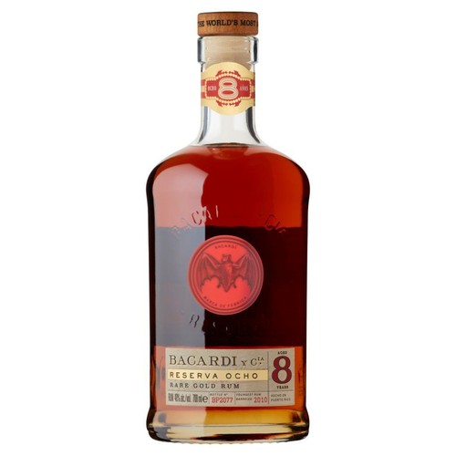 Przezroczysta butelka z bursztynowym rumem Bacardi Reserva Ocho. Na głównej etykiecie czerwony okrąg z czarnym nietoperzem. Na szyjce złota etykieta z cyfrą 8. Produkt z Puerto Rico.