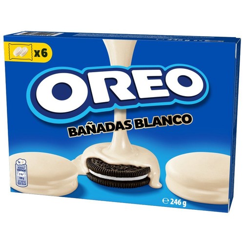 Niebieskie pudełko ciastek Oreo Bañadas Blanco, 246 g. Grafika przedstawia ciastko Oreo oblane białą polewą. W zestawie 6 ciastek.