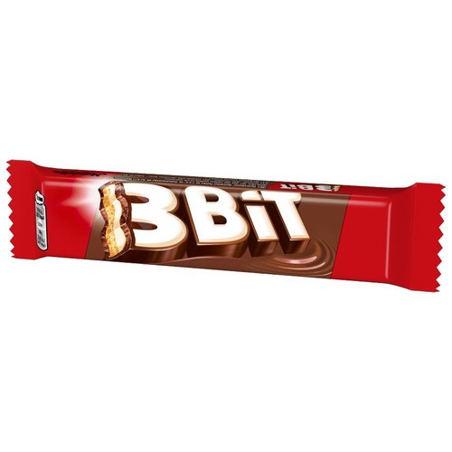Czekoladowy baton 3Bit w czerwonej folii z ząbkowanymi brzegami. Centralnie umieszczony napis "3Bit" w białych literach. Obok grafika batona z widocznymi warstwami wafla i kremu, pokrytymi mleczną czekoladą.